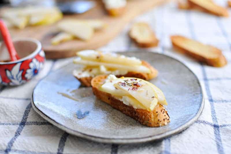 10-Minute Pear + Ricotta Crostini with Honey + Thyme | the pig & quill | #recipe #thanksgiving #appetizer #snack