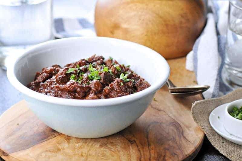 Slow Cooker Vegan Mole Chili Recipe -- just 25 mins prep (via thepigandquill.com) #vegan #recipe #glutenfree #chili #crockpot