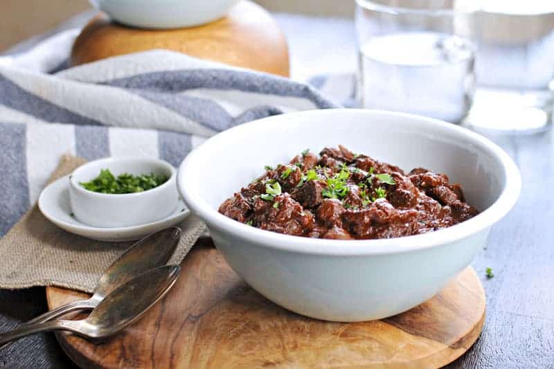 Slow Cooker Vegan Mole Chili Recipe -- just 25 mins prep (via thepigandquill.com) #vegan #recipe #glutenfree #chili #crockpot