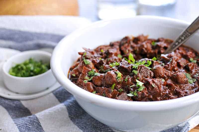 Slow Cooker Vegan Mole Chili Recipe -- just 25 mins prep (via thepigandquill.com) #vegan #recipe #glutenfree #chili #crockpot