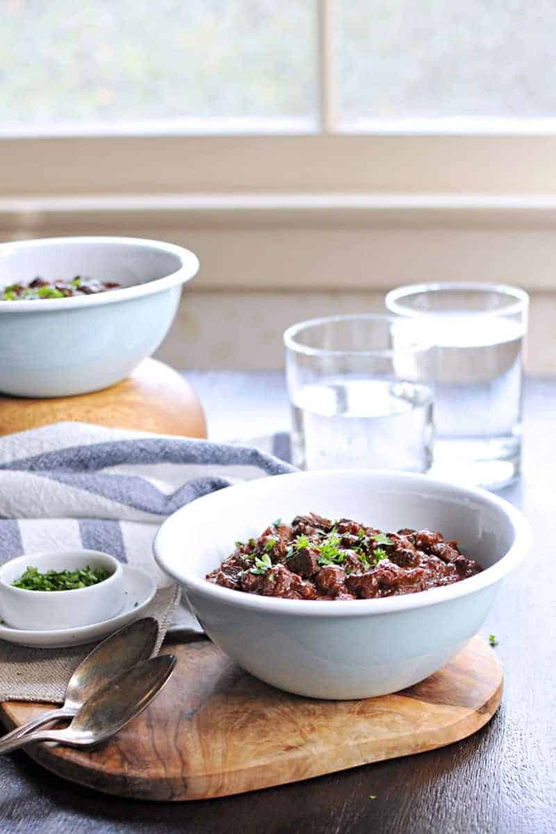 Slow Cooker Vegan Mole Chili Recipe -- just 25 mins prep (via thepigandquill.com) #vegan #recipe #glutenfree #chili #crockpot