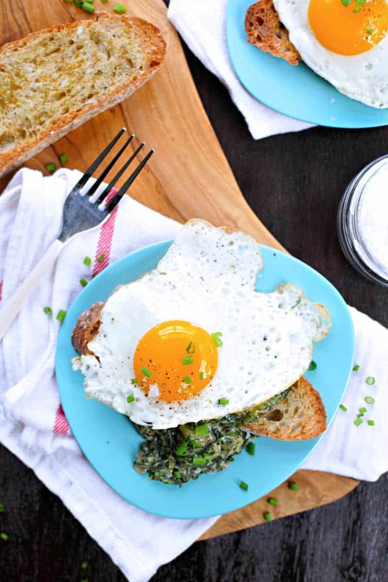 creamed spinach toasts with fried eggs + fennel (via thepigandquill.com)