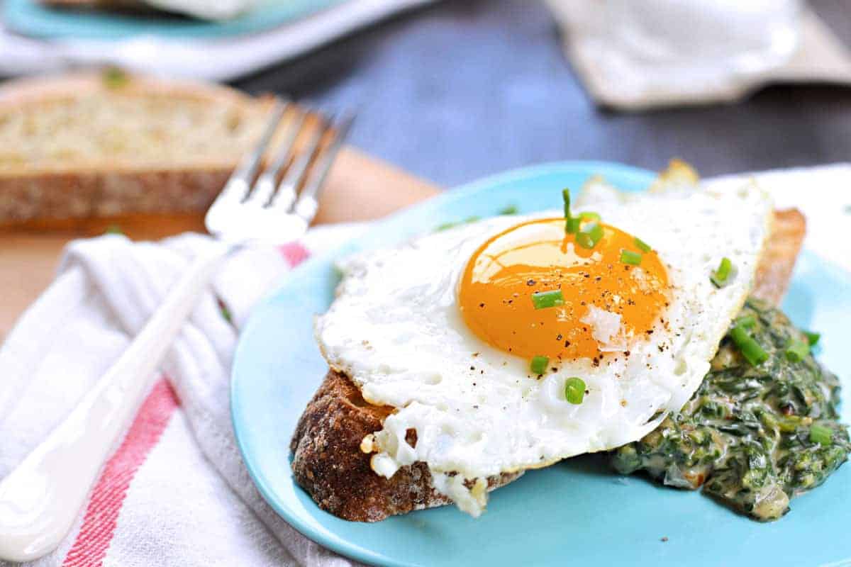 creamed spinach toasts with fried eggs + fennel (via thepigandquill.com)