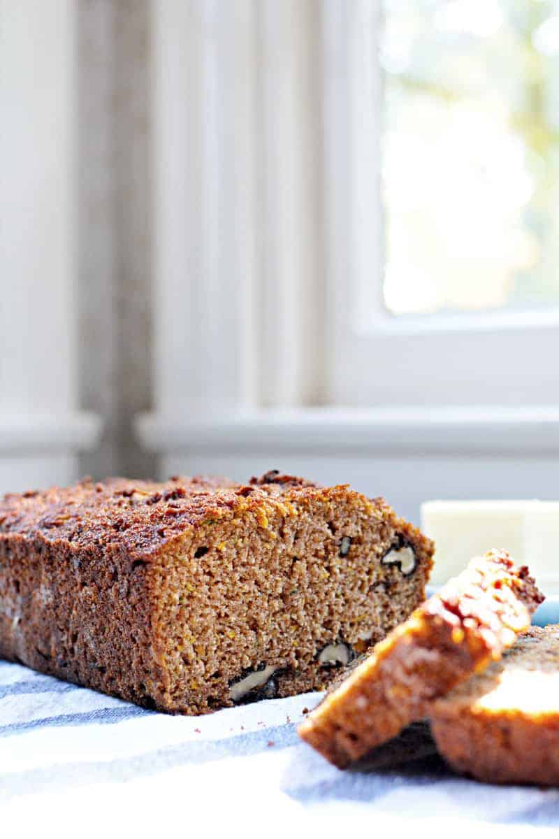 spiced summer squash quickbread recipe - gluten-free/paleoish (via thepigandquill.com)