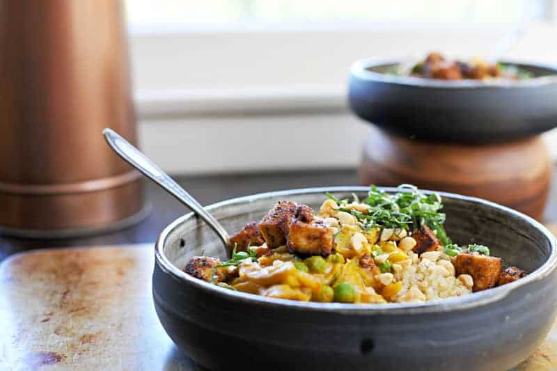 pumpkin curry with peanuts, peas + crispy spice-crusted tofu recipe (via thepigandquill.com) #fall #glutenfree #vegan #dinner