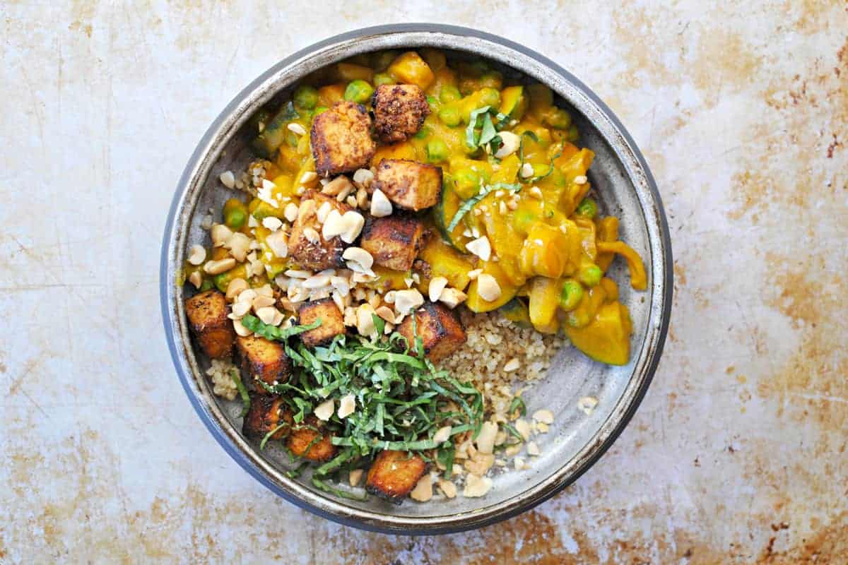 pumpkin curry with peanuts, peas + crispy spice-crusted tofu recipe (via thepigandquill.com) #fall #glutenfree #vegan #dinner