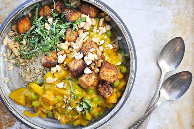 pumpkin curry with peanuts, peas + crispy spice-crusted tofu recipe (via thepigandquill.com) #fall #glutenfree #vegan #dinner