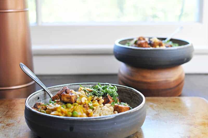 pumpkin curry with peanuts, peas + crispy spice-crusted tofu recipe (via thepigandquill.com) #fall #glutenfree #vegan #dinner