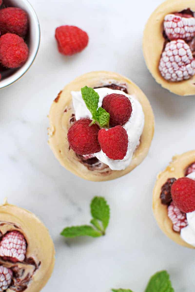 Mini PB+J No-Bake Cheesecakes with Gingersnap Crust recipe (via thepigandquill.com) #dairyfree #vegan #glutenfree #cheesecake #dessert 