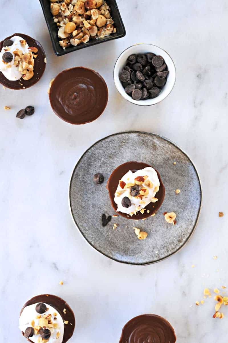 No-Bake Mini Vegan Nutella Cheesecakes recipe (via the pigandquill.com) #dessert #chocolate #valentinesday #dairyfree