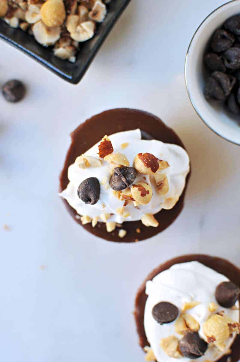No-Bake Mini Vegan Nutella Cheesecakes recipe (via the pigandquill.com) #dessert #chocolate #valentinesday #dairyfree