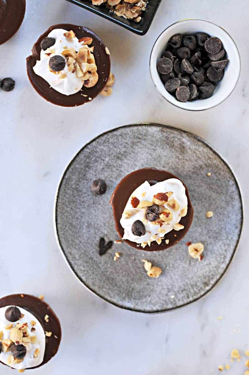 No-Bake Mini Vegan Nutella Cheesecakes recipe (via the pigandquill.com) #dessert #chocolate #valentinesday #dairyfree