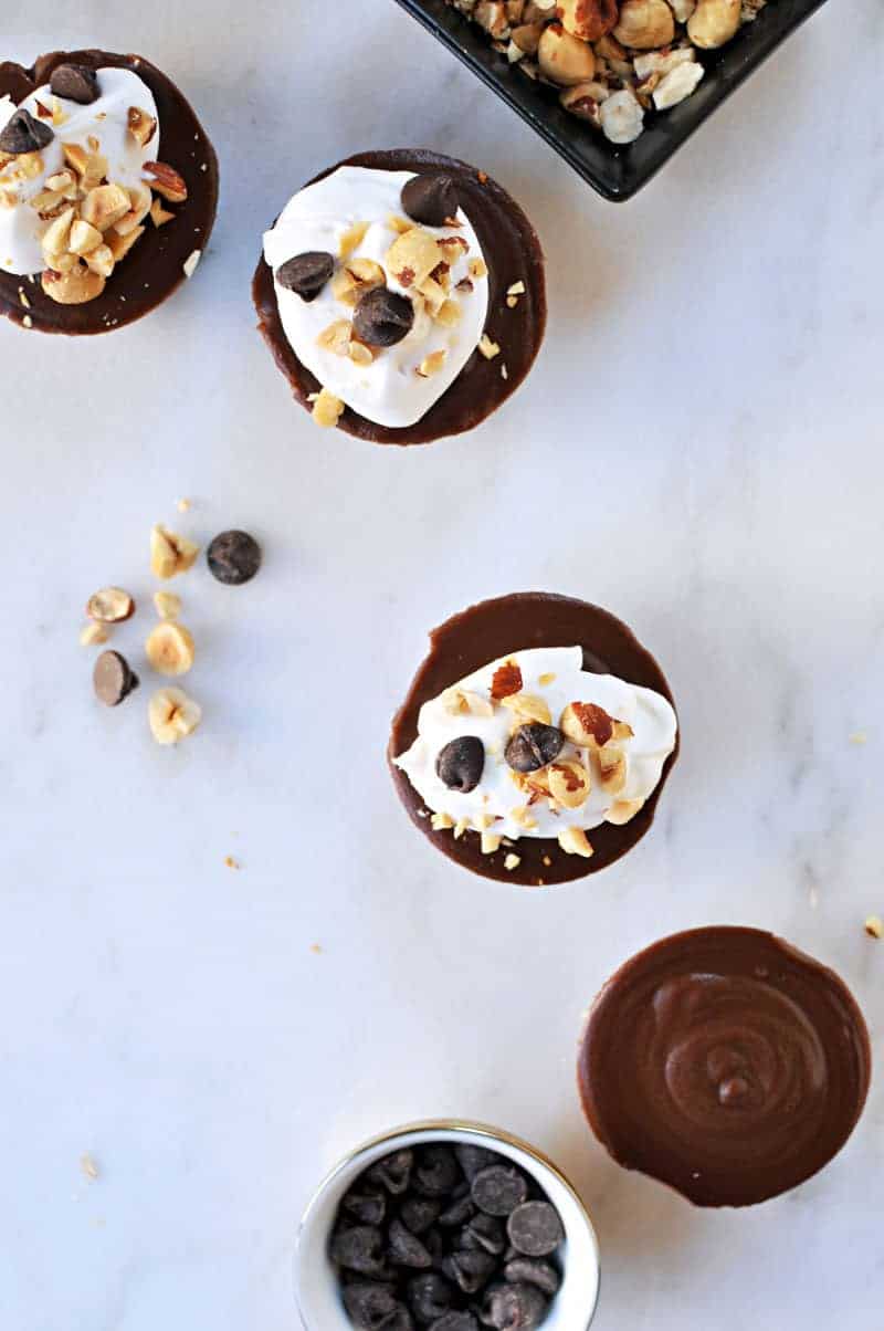 No-Bake Mini Vegan Nutella Cheesecakes recipe (via the pigandquill.com) #dessert #chocolate #valentinesday #dairyfree