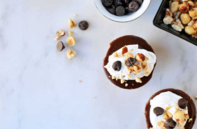 No-Bake Mini Vegan Nutella Cheesecakes recipe (via the pigandquill.com) #dessert #chocolate #valentinesday #dairyfree