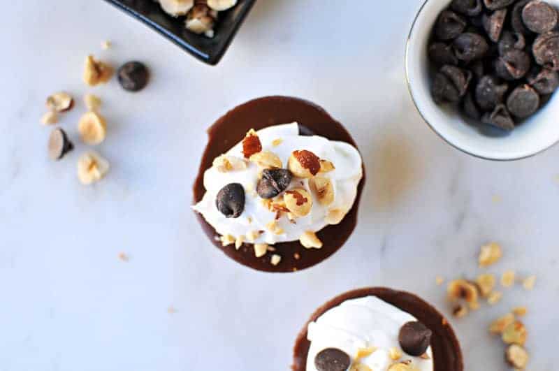 No-Bake Mini Vegan Nutella Cheesecakes recipe (via the pigandquill.com) #dessert #chocolate #valentinesday #dairyfree