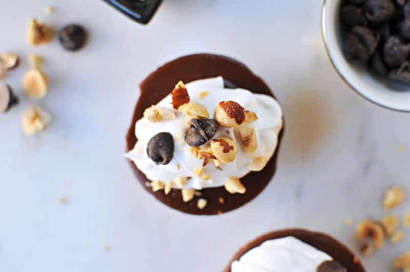 No-Bake Mini Vegan Nutella Cheesecakes recipe (via the pigandquill.com) #dessert #chocolate #valentinesday #dairyfree