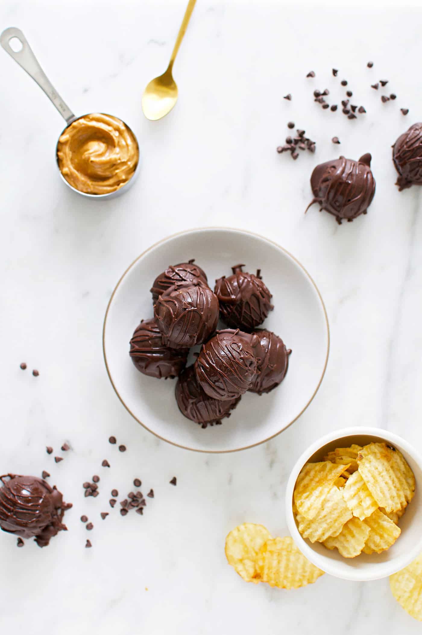 No-Bake Gluten-Free Chocolate Peanut Butter Balls recipe + How To Build a Simple Snack Board (via thepigandquill.com) #holidaysnacks #christmascookies #dessert