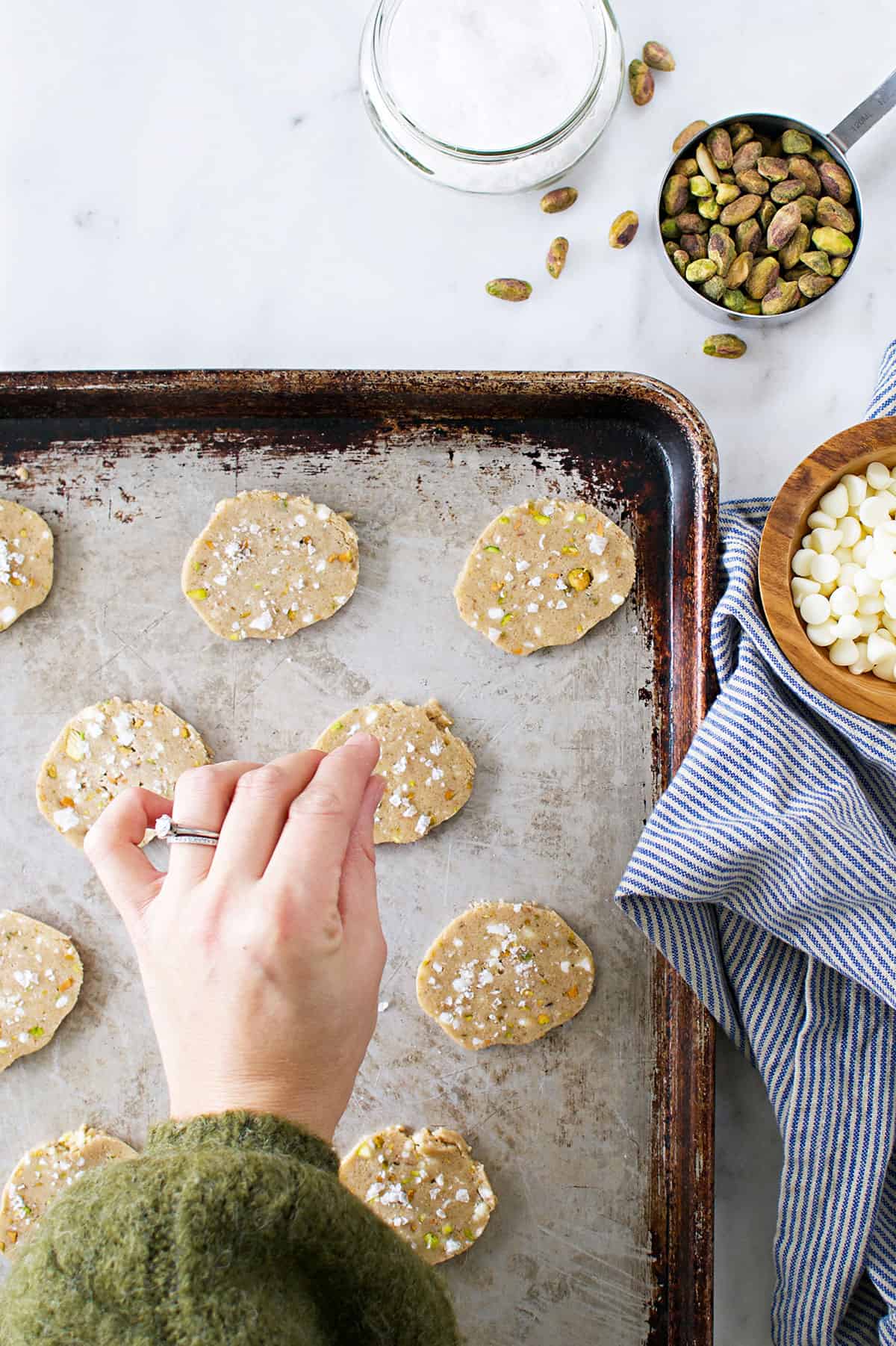 White Chocolate Pistachio Cookie Crisps recipe - egg-free, gluten-free white chocolate cookies studded with salty pistachios. Positively addictive! (via thepigandquill.com) #sweets #dessert #baking