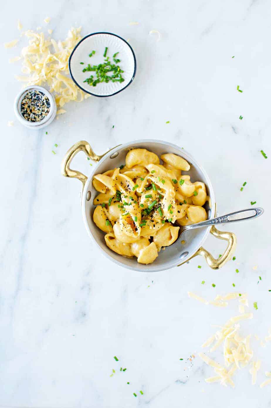 Smoked Gouda Instant Pot Mac and Cheese recipe (via thepigandquill.com) #dinner #mealplan #vegetarian