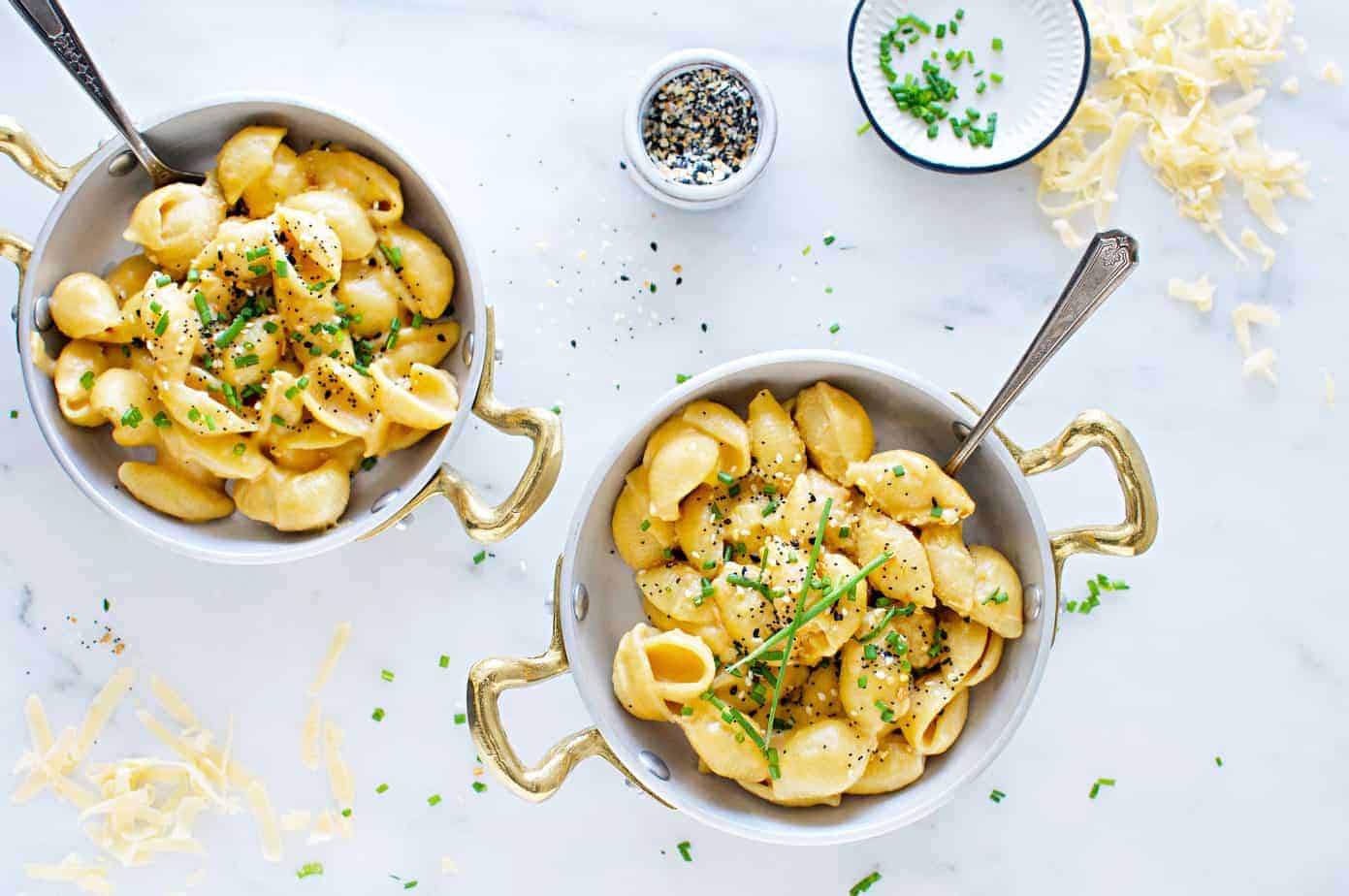 Smoked Gouda Instant Pot Mac and Cheese recipe (via thepigandquill.com) #dinner #mealplan #vegetarian