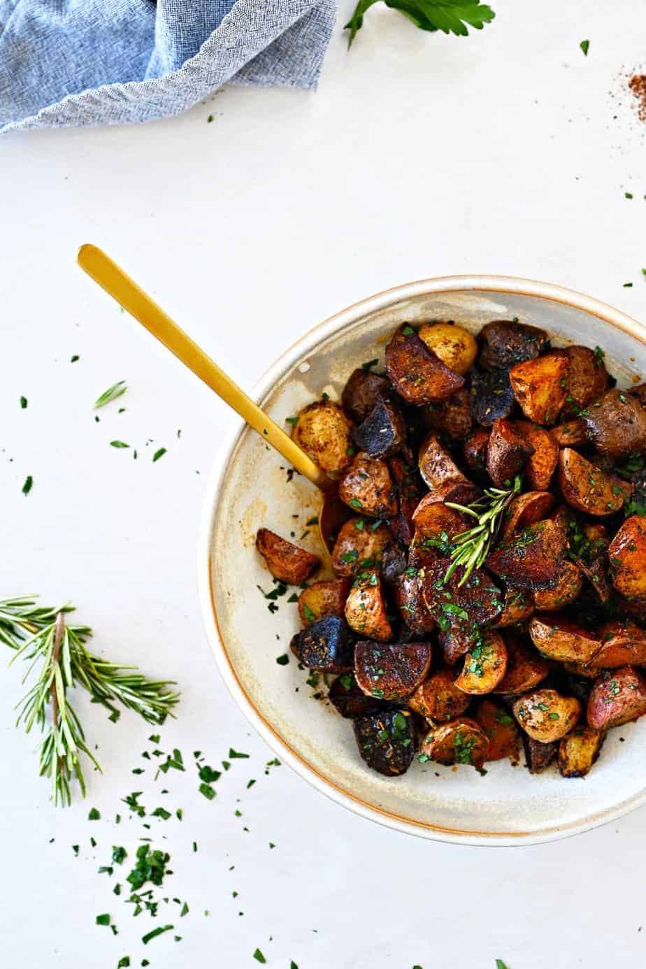 Chili Butter Braised Crispy Pan Roasted Potatoes recipe (via thepigandquill) #holidayrecipe #thanksgiving #dinner #glutenfree #vegetarian 