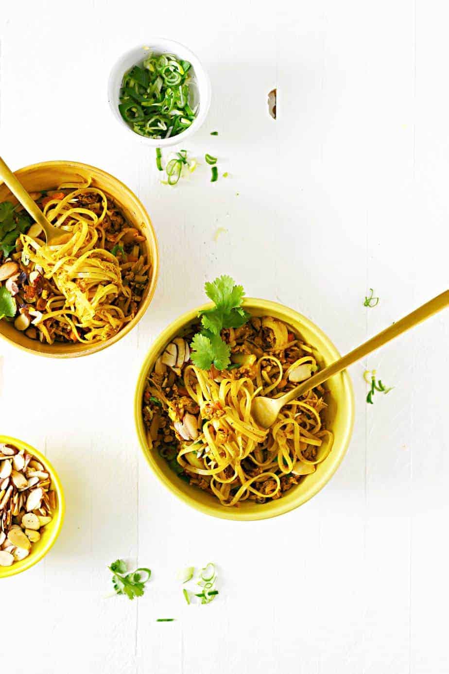 Pan-Fried Curry Noodles (or Curried Pad Thai) Recipe (via thepigandquill.com) #glutenfree #vegetarian #plantbased 