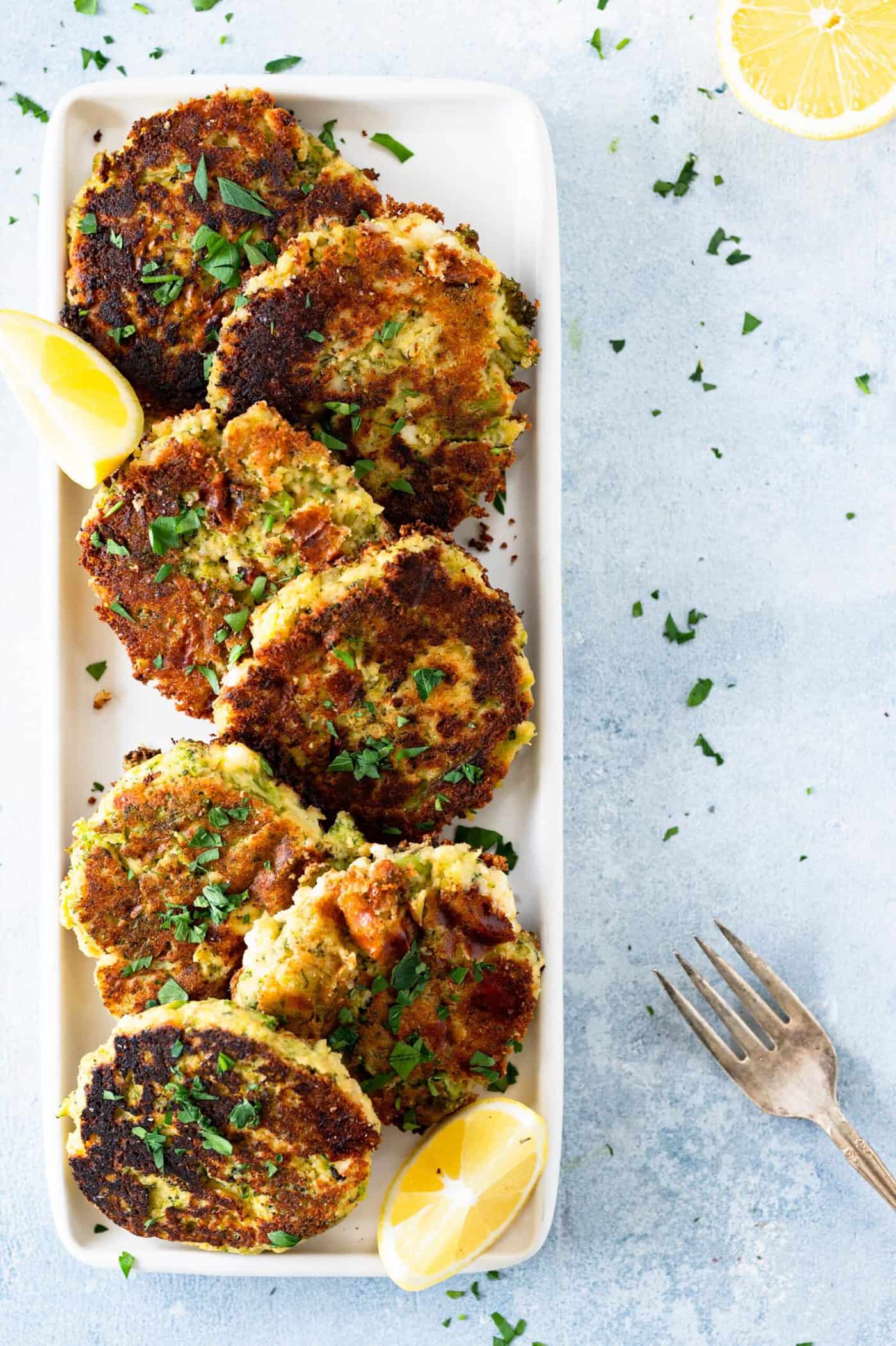 Gluten-Free Hummus Feta and Broccoli Fritters (via thepigandquill.com) #gameday #snack #vegetarian #lunchbox