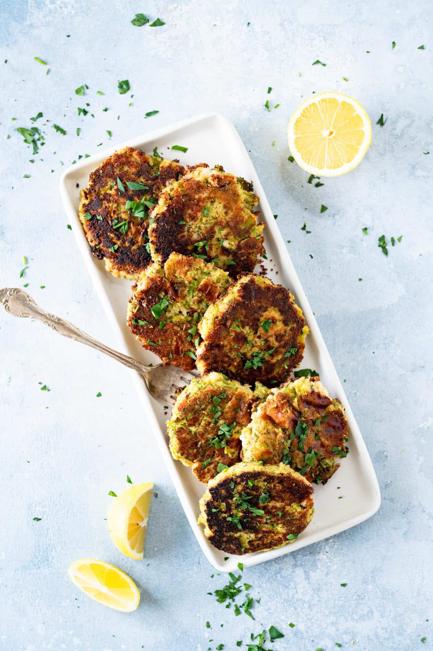 Gluten-Free Hummus Feta and Broccoli Fritters (via thepigandquill.com) #gameday #snack #vegetarian #lunchbox